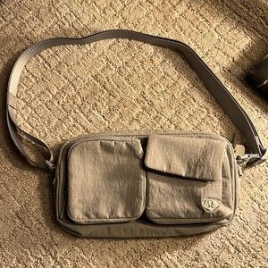 Lululemon multi-pocket crossbody